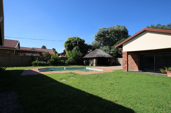 Eden Glen House To Rent: 5 bedrooms, pool, lapa, and cottage included.