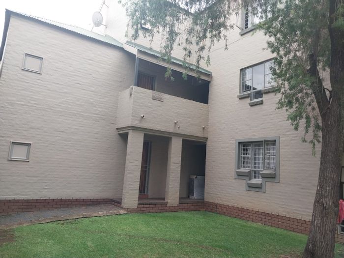 Hatfield Apartment To Rent: 1 bedroom, kitchen, bathroom, near University of Pretoria.
