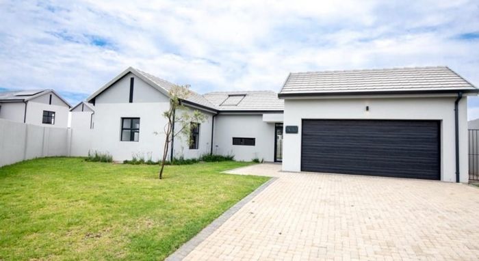 3 Bed, 2 Bath House with Double Garage in Knopjeslaagte - To Rent.