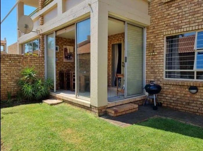 Celtisdal Townhouse For Sale: 2-bed, pet-friendly, pool, private garden, double garage.