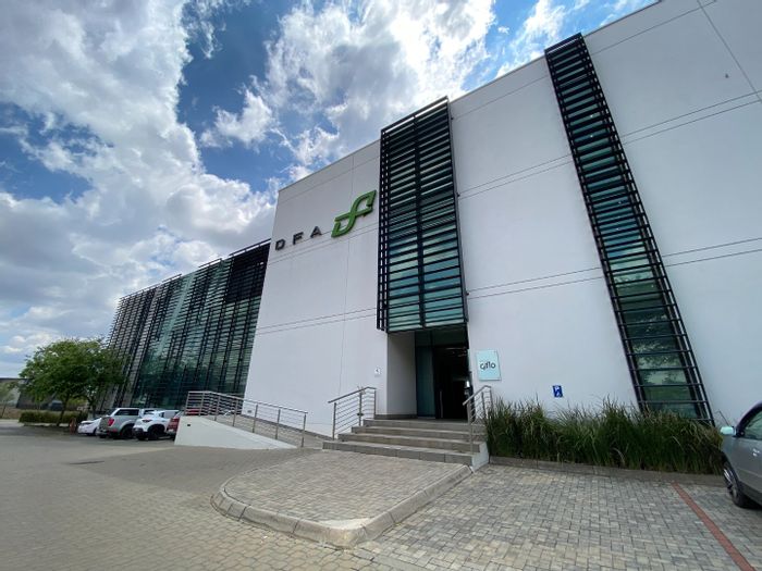 Doringkloof Commercial Space To Rent: 24/7 security, eco-friendly power, rooftop terrace.