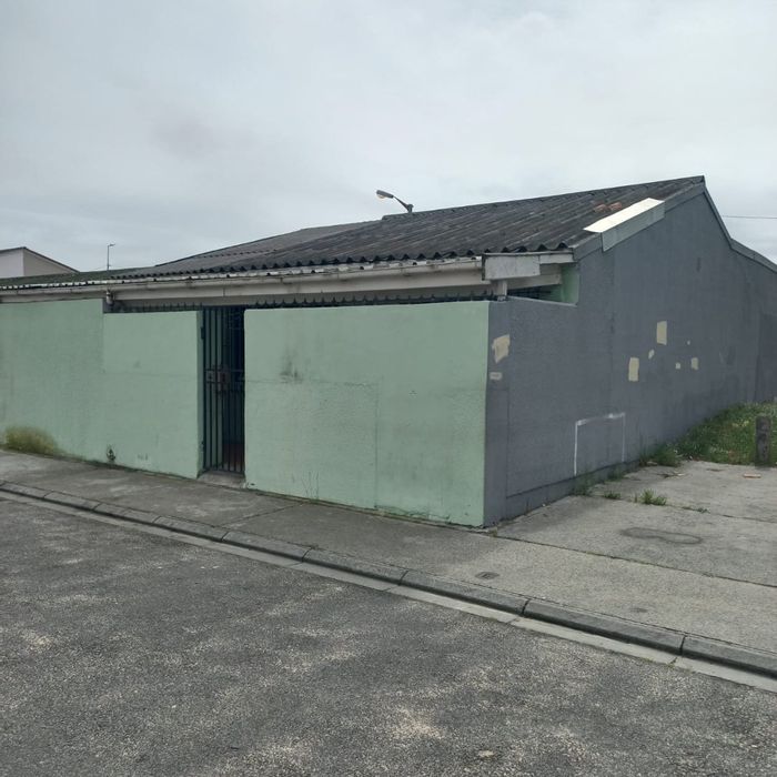 Lentegeur House For Sale: 3 bedrooms, income potential, near hospital.