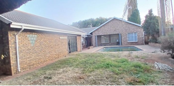 Heuweloord House To Rent: 4 Bedrooms, Pool, Study, Double Garage, Pet Friendly.