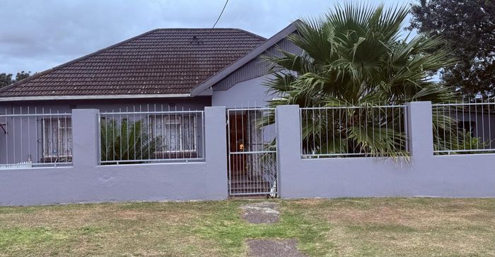 Spacious house with flatlet, secure yard, close to schools in Bothasrus. For Sale.
