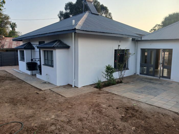 Renovated 4-bedroom house with 2 bathrooms on 700 m² in Gezina, For Sale.