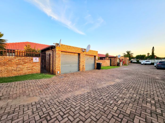 Birchleigh Townhouse To Rent: 2 Bedrooms, private garden, pet-friendly, garage included.