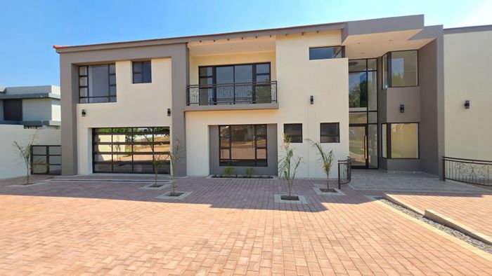 Raslouw AH House To Rent: 4 beds, guest room, pajama lounge, solar panels.