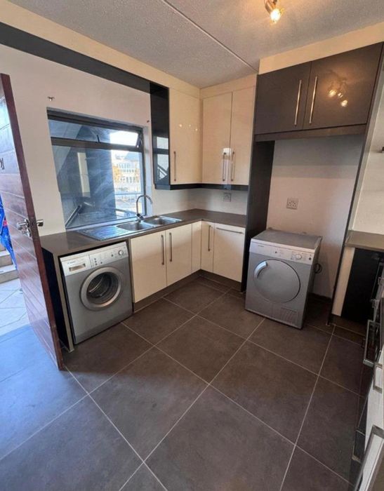 For Sale: Apartment in Greenstone Hill with 24/7 security, pool, and gym.