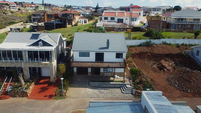 For Sale: 5-Bedroom House in De Bakke with ocean views and tandem garage.