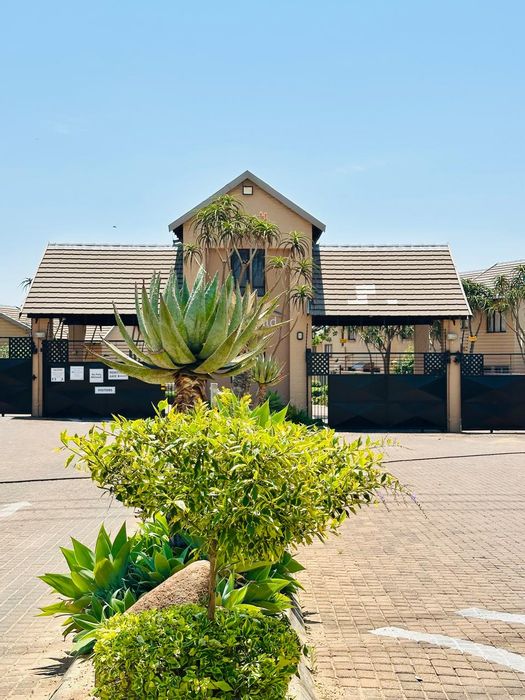 For Sale: 2-bedroom apartment in Summerset with private garden and clubhouse access.