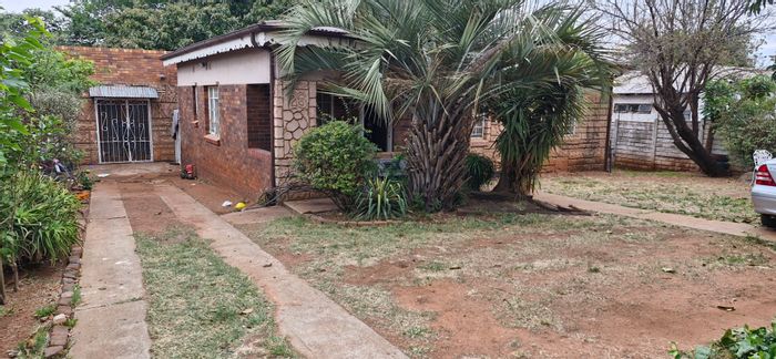 Crosby House For Sale: 3 bedrooms, large yard, renovation potential, close to amenities.