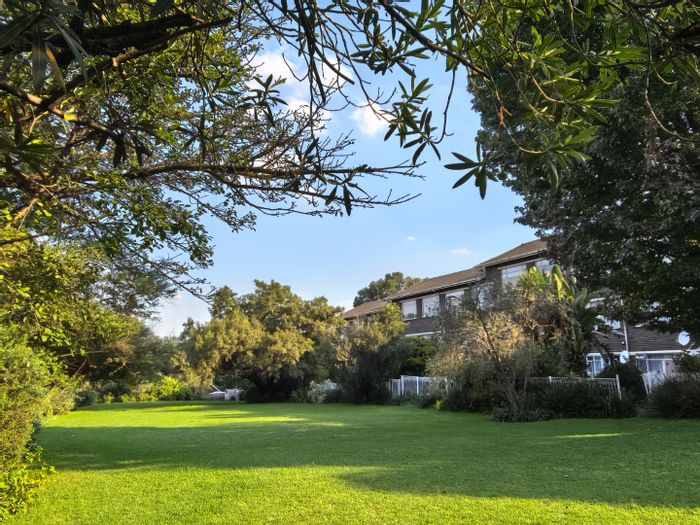 Lyndhurst Townhouse For Sale: Spacious duplex, private garden, communal park access.