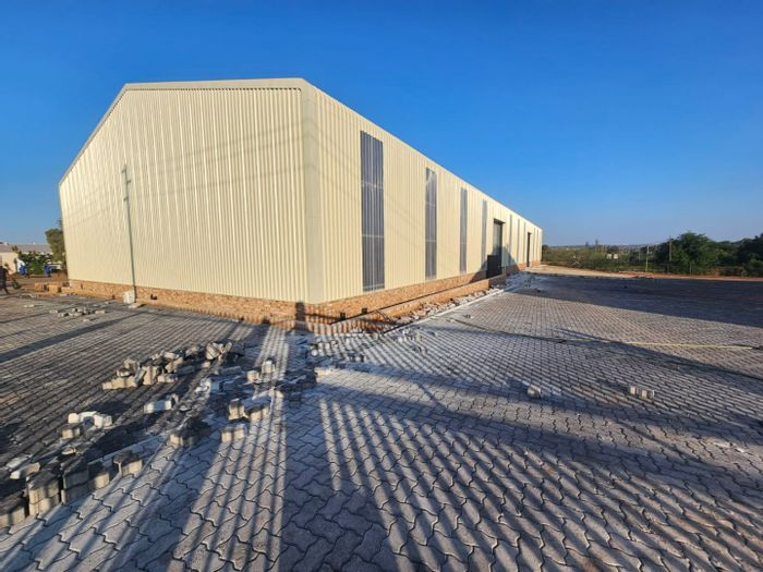 Industrial warehouse to rent in Sunderland Ridge with security, power, and shared yard.
