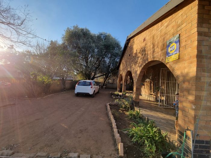 For Sale: House in Ellaton with 3 bedrooms, bachelor apartment, and garage.