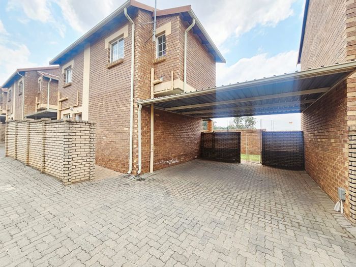 2 Bedroom Townhouse To Rent in Raslouw with private garden and pet-friendly policy.