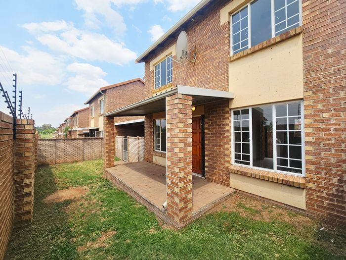 Raslouw Townhouse To Rent: 2 Bed, private garden, pet-friendly, double carport.