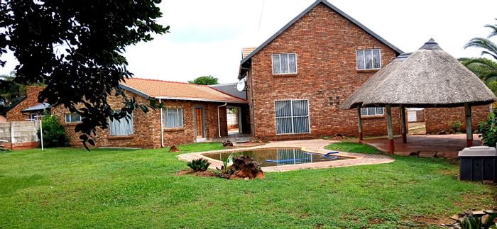 Heuweloord House For Sale: 3 Bedrooms, Pool, Garden Cottage, Close to Schools.