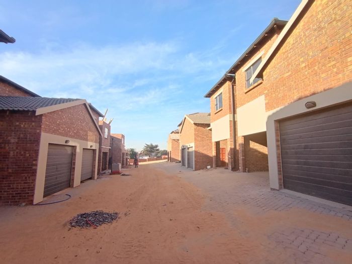 Die Heuwel House For Sale: 3 Bedrooms, security, garage, fibre-ready, energy-efficient.