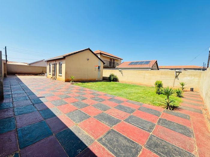 2-bedroom house for sale in Protea Glen, spacious stand, great potential.