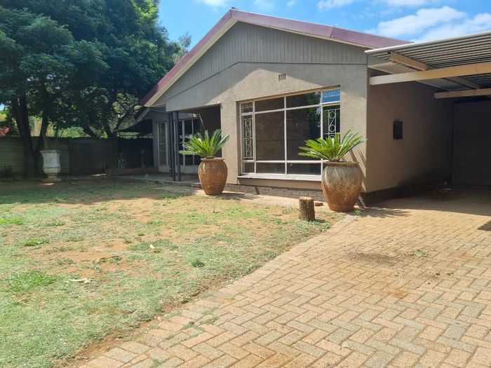 Arcon Park House For Sale: 3 Bedrooms, Pool, Braai Area, Spacious Backyard.
