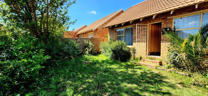 Townhouse For Sale in Spitskop Sh: Open-plan living, spacious backyard, close to amenities.
