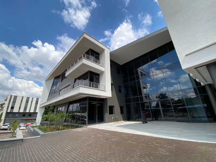 Die Hoewes Commercial Office To Rent: Prime location, security, parking, customizable space.