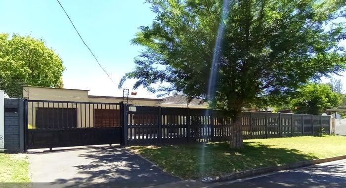 Wychwood House For Sale: 6 bedrooms, pool, garages, near schools and shopping.