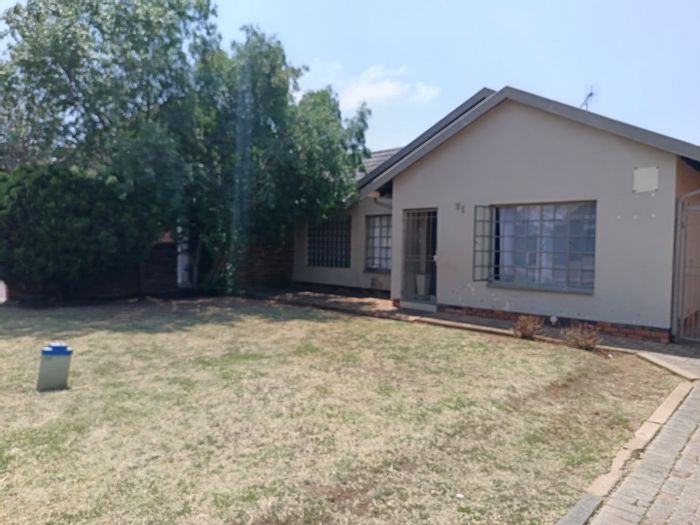 For Sale: House in Lenasia South with 3 beds, outbuilding, and income potential.