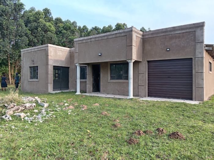 Esikhawini Central House For Sale: Spacious kitchen, lounge, bathroom, garage; near Pd taxi rank.