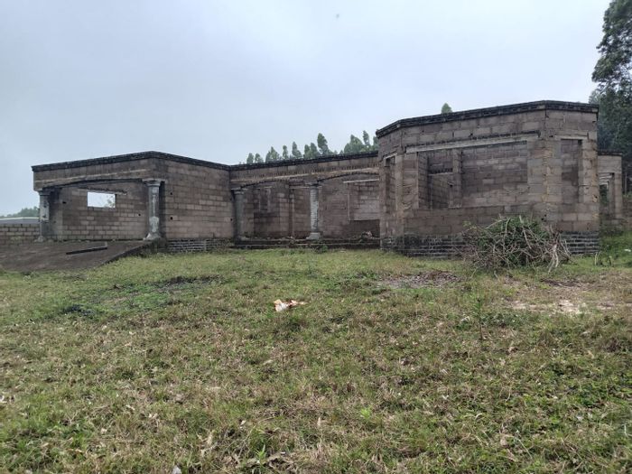 Mzingazi House For Sale: Spacious 4-bedroom, large land, close to schools and transport.