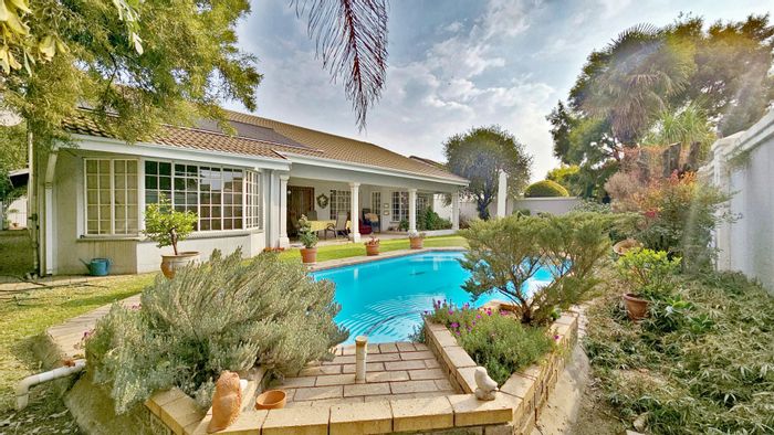 Three Rivers Proper Townhouse For Sale: 3 beds, pool, secure complex, double garage.