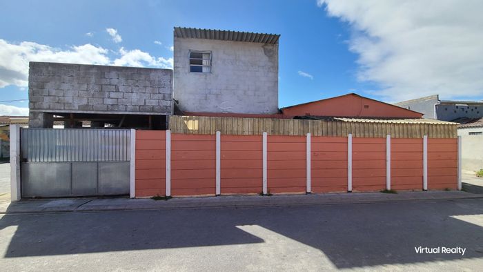 For Sale: House in Leiden with 2 bedrooms, backyard, and secure parking.