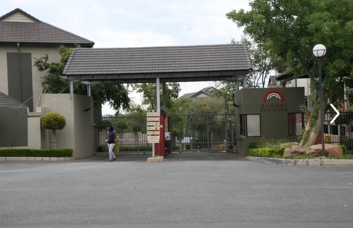 Lonehill Apartment To Rent: Ground-floor studio with garden, security, and pool access.