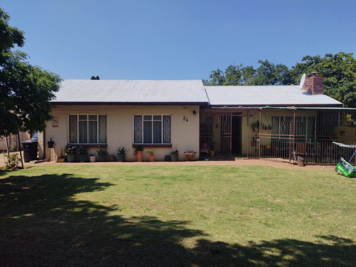 Spacious 6-bedroom house with pool, garden, and proximity to Springs Mall in Casseldale.