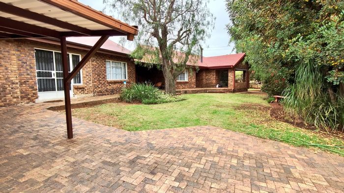 House For Sale in Vaal Marina Central: 4 bedrooms, waterfront access, entertainment area.