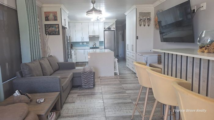 Island View House For Sale: 2 beds, rainwater tank, ocean views, secure complex.