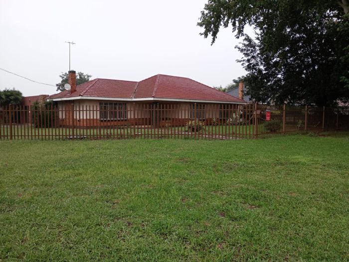 Duncanville House For Sale: 3 Bedrooms, Business Potential, Spacious Lot, Flatlet Option.