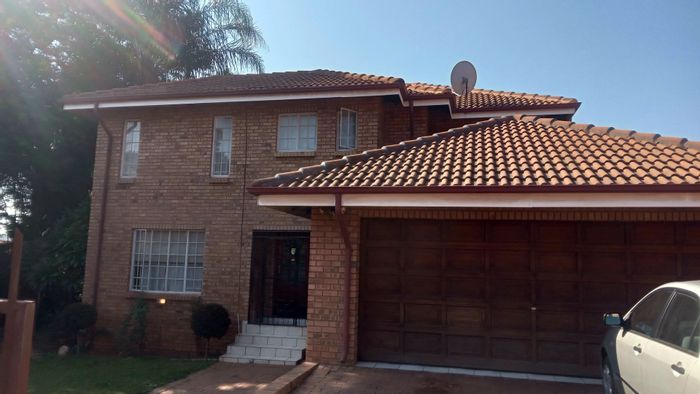 Lynnwood Manor House For Sale: 3 Bedrooms, private garden, entertainment patio, secure parking.