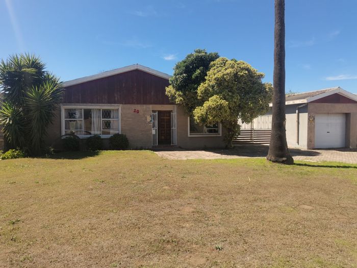 For Sale: House in Bluewater Bay with 3 bedrooms, garage, and spacious yard.