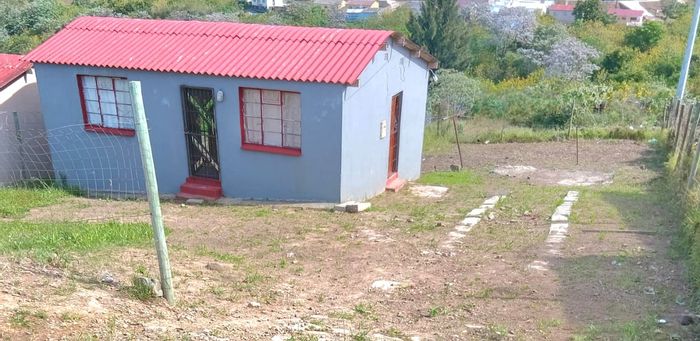 For Sale: House in Mdantsane Nu 14 with spacious yard and two bedrooms.