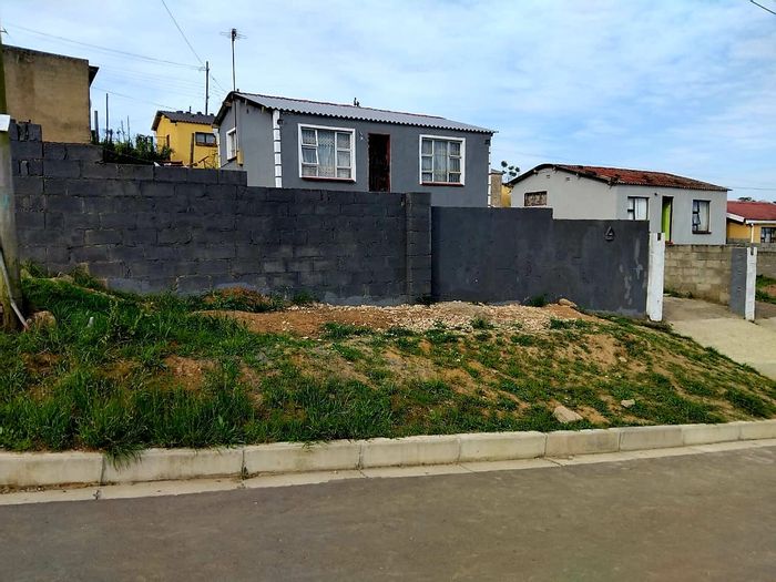 2-Bedroom House for Sale in Mdantsane Nu 14 with spacious yard and security.