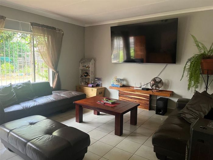 3-Bedroom House For Sale in Impala Park with Double Garage and Spacious Layout.