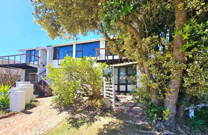 Herolds Bay House For Sale: Flexible layout, multiple living spaces, and rental potential.