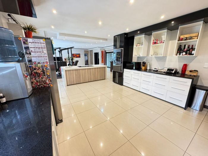 Ruiterhof House For Sale: Spacious, secure living with multiple garages and outdoor entertaining.