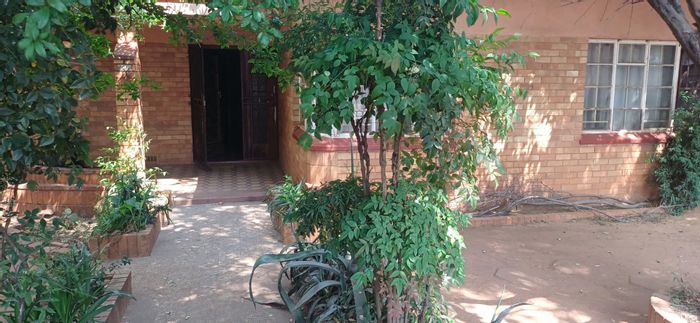 For Sale: Malvern House with 3 bedrooms, rental income potential from 6 rooms.