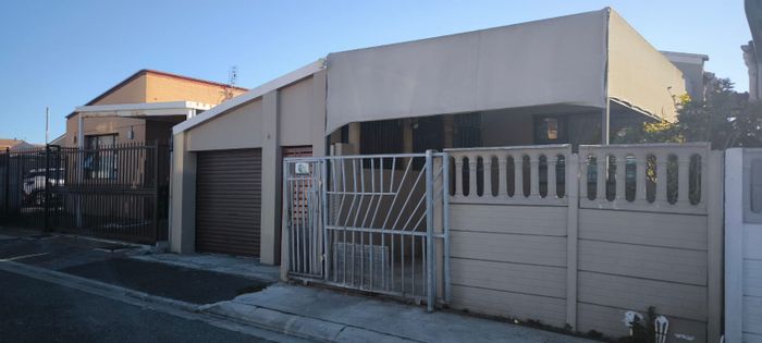 Westridge House For Sale: 2 bedrooms, spacious lounge, fitted kitchen, garage.