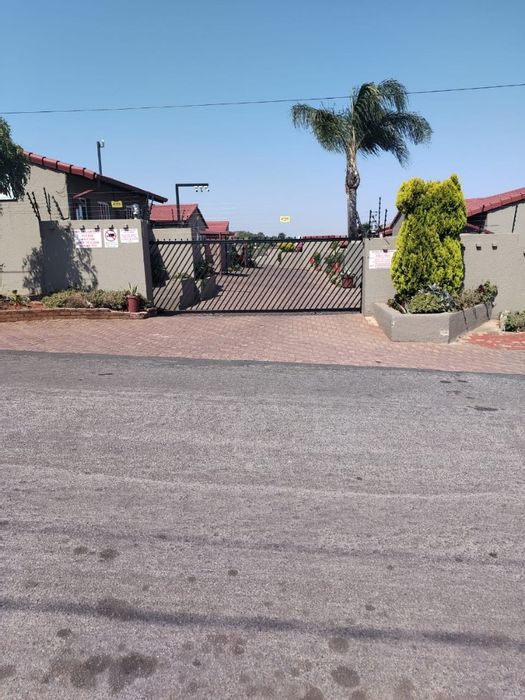 Georginia Townhouse For Sale: 3 beds, pool, garden, secure complex, parking.