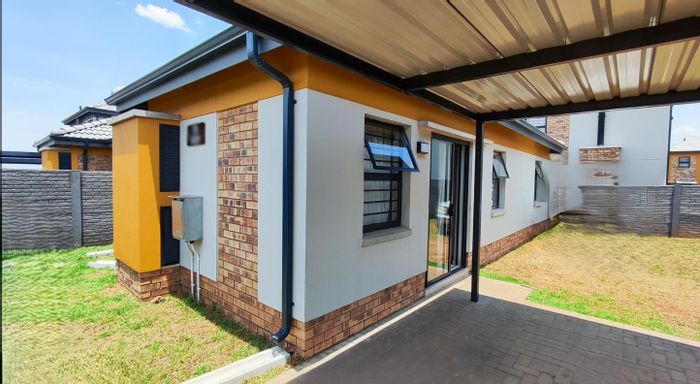 Albertsdal House For Sale: 3-bed, solar, carport, near schools and parks.