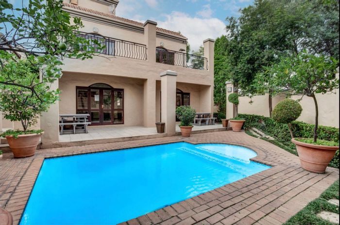 Lonehill Apartment For Sale: 1-bed, secure estate, pool, clubhouse, prime location.