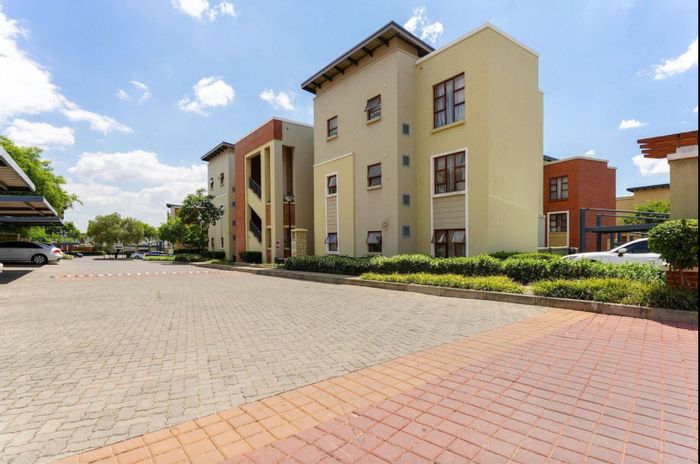 For Sale: Apartment in Douglasdale with pool, security, and pet-friendly amenities.